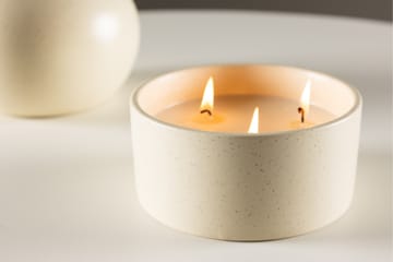 Douglas Doftljus - Beige - Products - Inredning - Ljus & dofter - Rumsdoft & luftfräschare - Doftljus