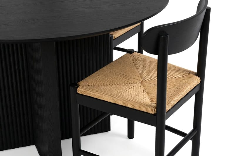 Edda Matgrupp runt 110 cm Svart med 4 Malte Matstolar - Products - Möbler - Bord & matgrupp - Matgrupp