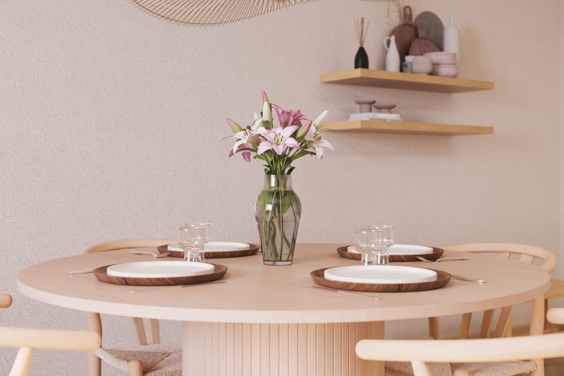 Kopparbo Matgrupp 130 cm Rund med 4 Dastoori Matstol - 2220068-4,2223288-1 - Beige - Products - Möbler - Bord & matgrupp - Matgrupp