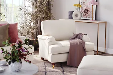 Howard Lyx 4-sits Sammetssoffa - Krämvit - Products - Möbler - Soffa - Sammetssoffa