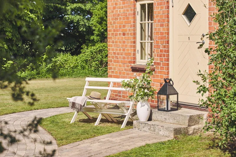 Hillerstorp Torpet Utesoffa 2-sits Vit - Vit - Products - Utemöbler & utemiljö - Balkong & altan - Balkongmöbler - Balkongsoffa