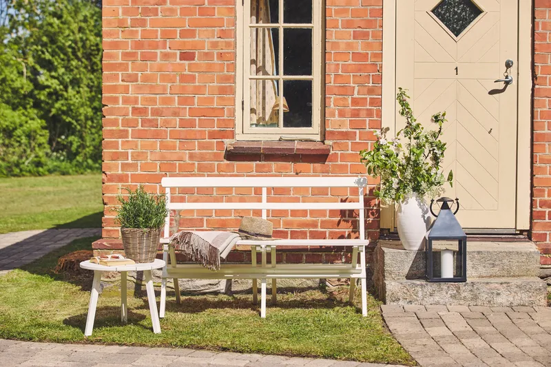 Hillerstorp Torpet Utesoffa 2-sits Vit - Vit - Products - Utemöbler & utemiljö - Balkong & altan - Balkongmöbler - Balkongsoffa