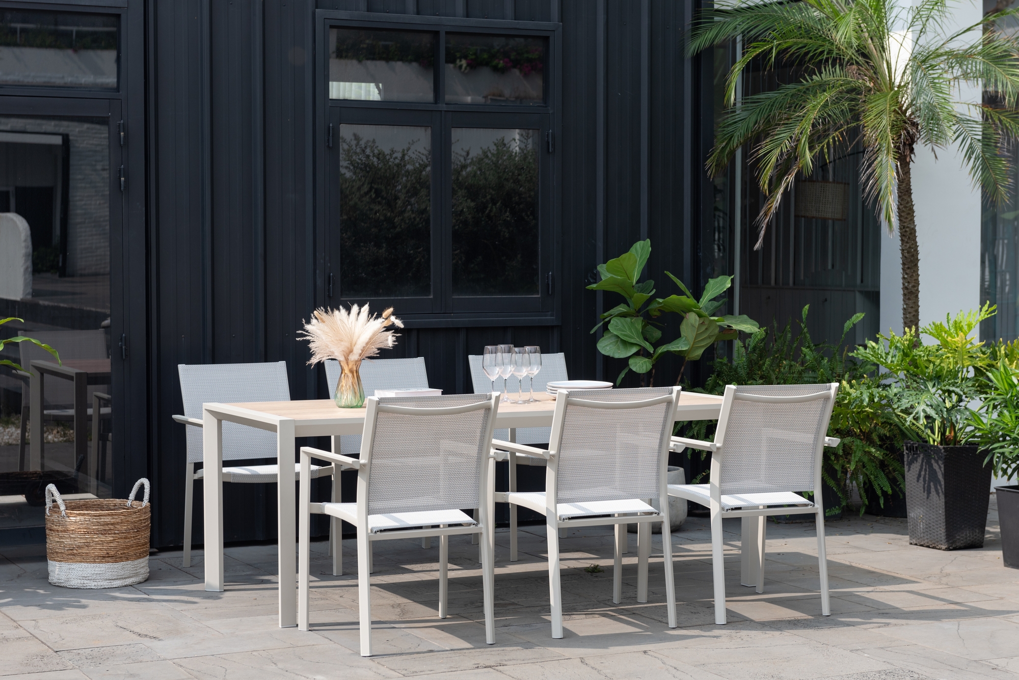 Urbanite-Essgruppe mit Esstisch 207 cm und 6 stapelbaren Esszimmerst�hlen - Beige