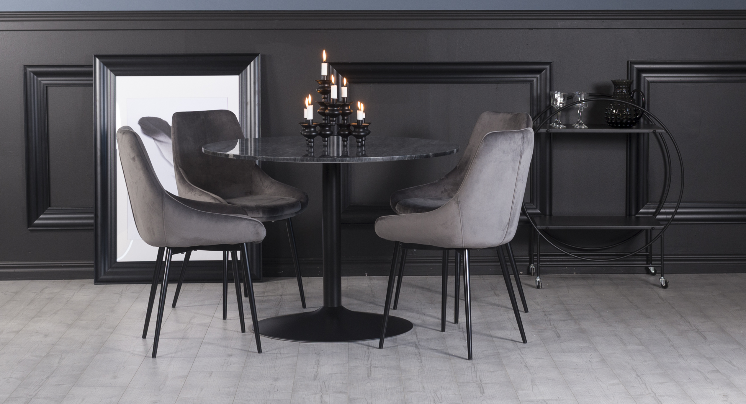 Plaza Essgruppe, Marmortisch mit 4 Theo Samtstühlen - Grau/Schwarz + 2.00 x Möbelfüße Plaza Essgruppe, Marmortisch mit 4 Theo Samtstühlen - Grau/Schwarz + 2.00 x Möbelfüße