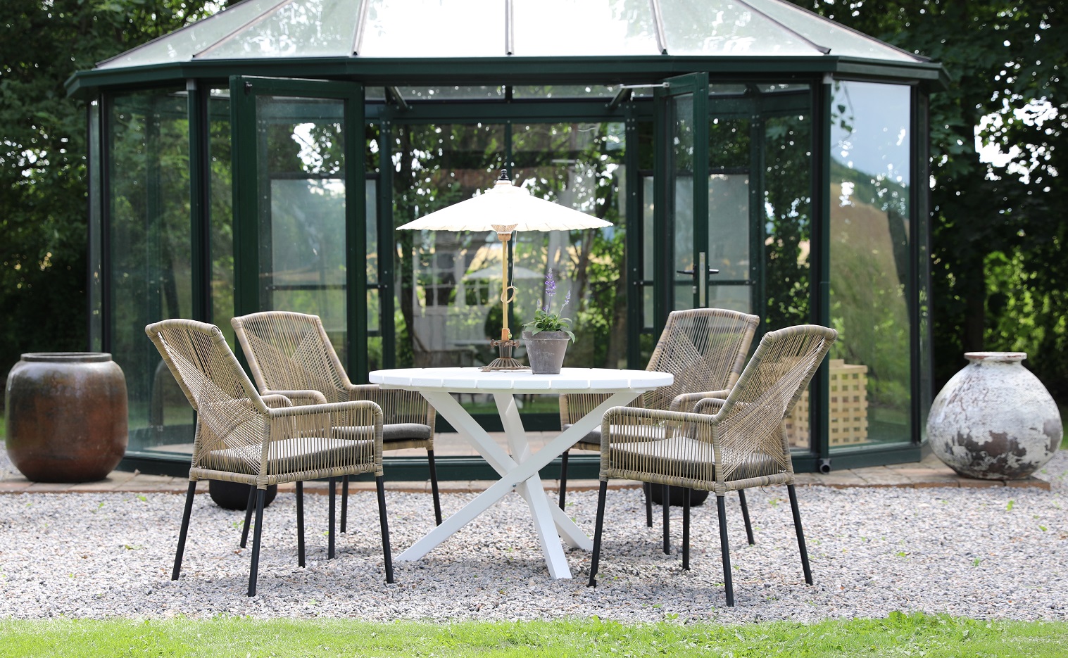 Scottsdale Outdoor-Essgruppe um Tisch mit 4 Ystad-Gestellstühlen - Grau/Beige/Weiß Scottsdale Outdoor-Essgruppe um Tisch mit 4 Ystad-Gestellstühlen - Grau/Beige/Weiß