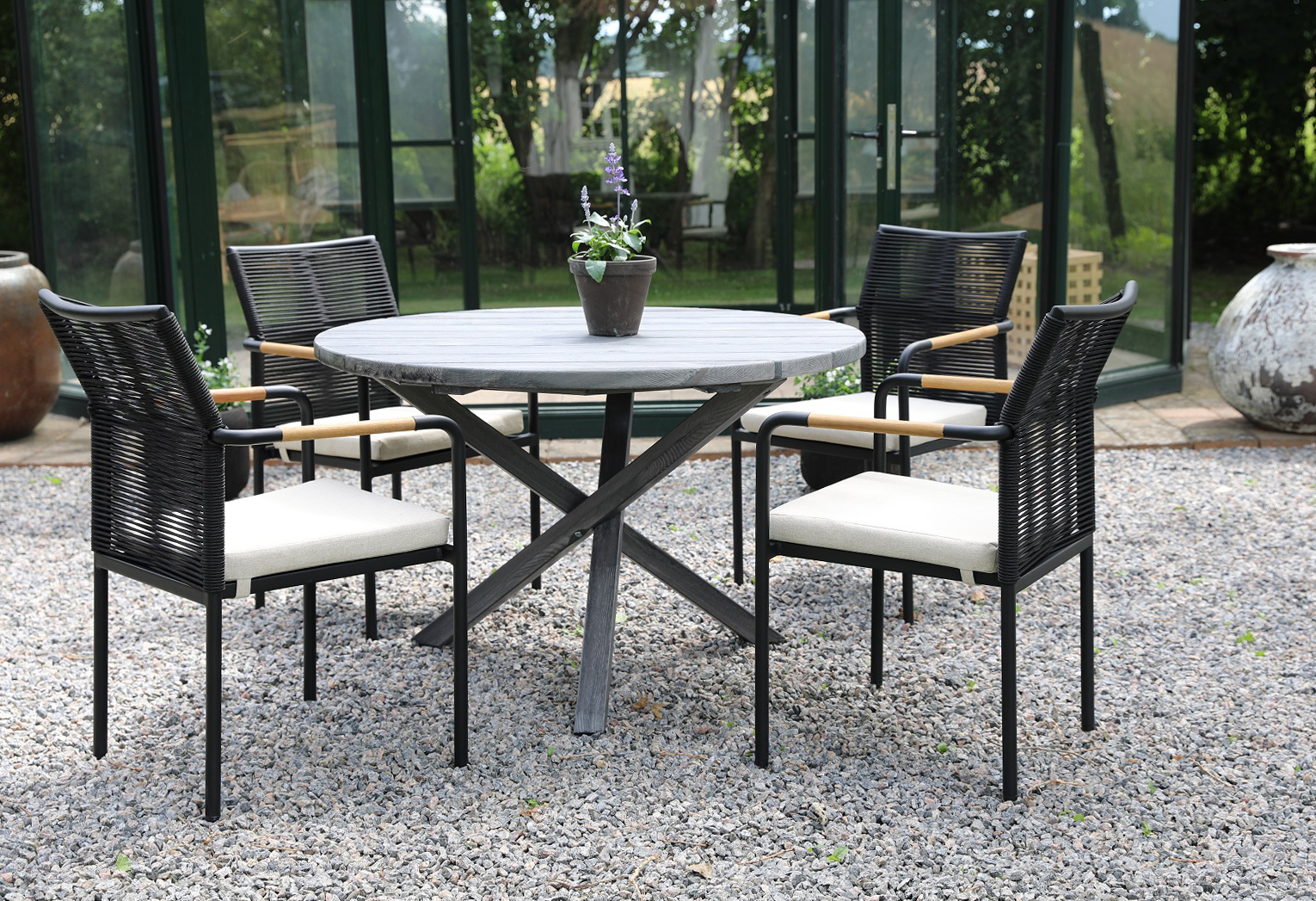 Scottsdale Essgruppe f�r drau�en, runder Tisch mit 4 Skan�r Armlehnst�hlen - schwarz/Grau/Teak + Textilpflege f�r M�bel