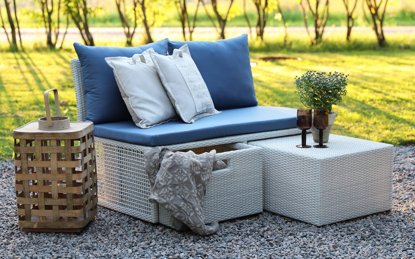 Broby Balkonsofa mit Beistelltisch - Hellgraues Kunstrattan