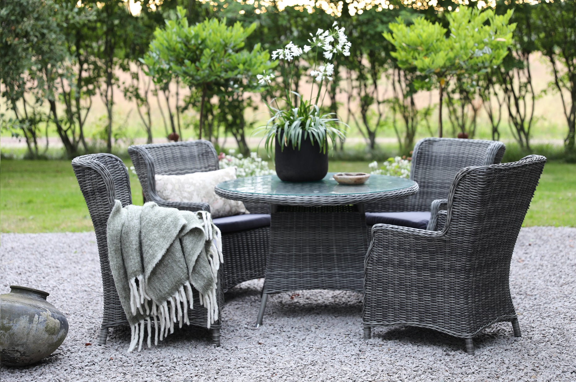 Gartengruppe mit rundem Tisch und vier Sesseln + Textilpflege f�r M�bel