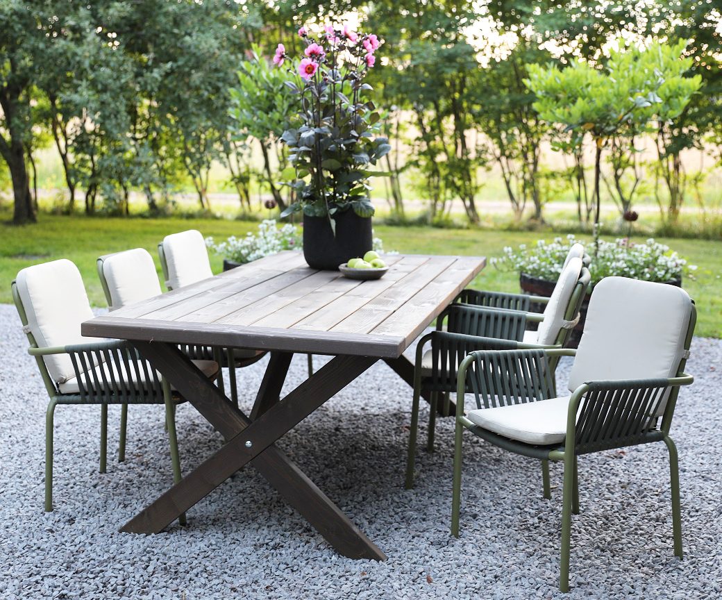 Brisbane Essgruppe f�r den Au�enbereich; braun gebeizter Tisch 220 cm inklusive 6 stapelbarer Lincoln-Sessel in Gr�n/Beige