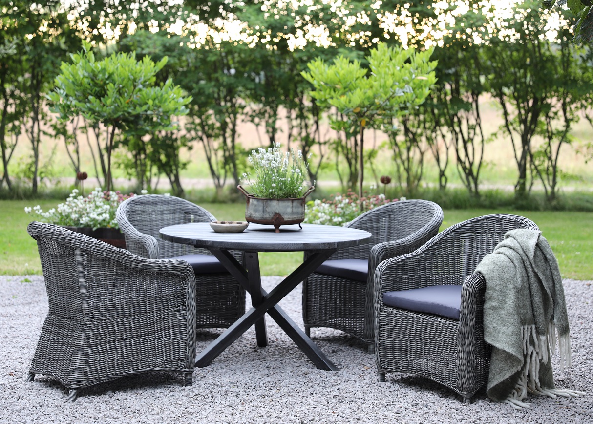 Mercury-Essgruppe: Runder Scottsdale-Tisch in Shabby-Chic-Grau inklusive 4 Mercury Light-Sesseln aus grauem synthetischem Rattan Mercury-Essgruppe: Runder Scottsdale-Tisch in Shabby-Chic-Grau inklusive 4 Mercury Light-Sesseln aus grauem synthetischem Rattan