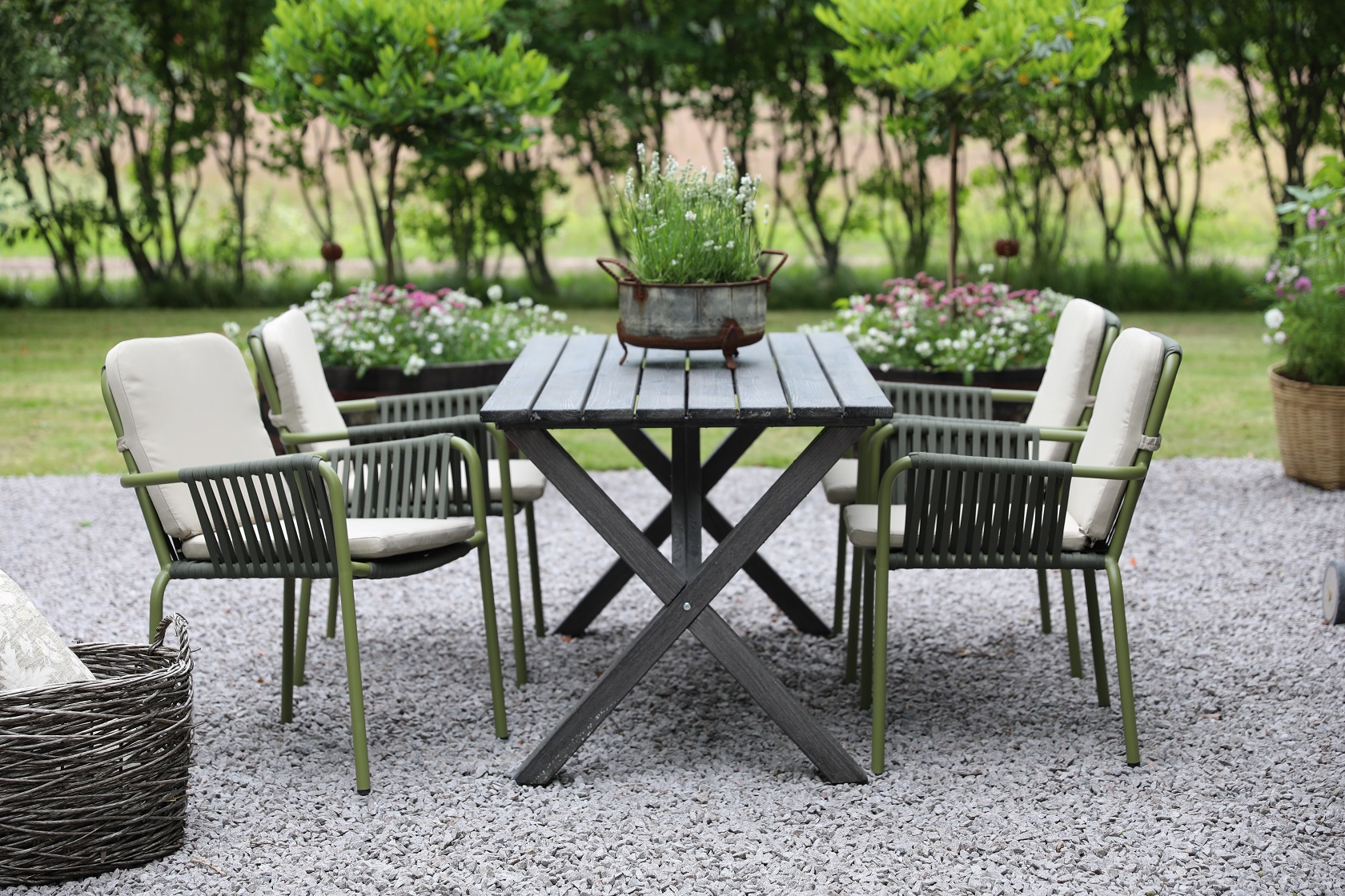 Esstischgruppe Scottsdale Tisch 150 cm in Shabby Chic Grau inklusive 4 grünen stapelbaren Lincoln Stühlen Esstischgruppe Scottsdale Tisch 150 cm in Shabby Chic Grau inklusive 4 grünen stapelbaren Lincoln Stühlen