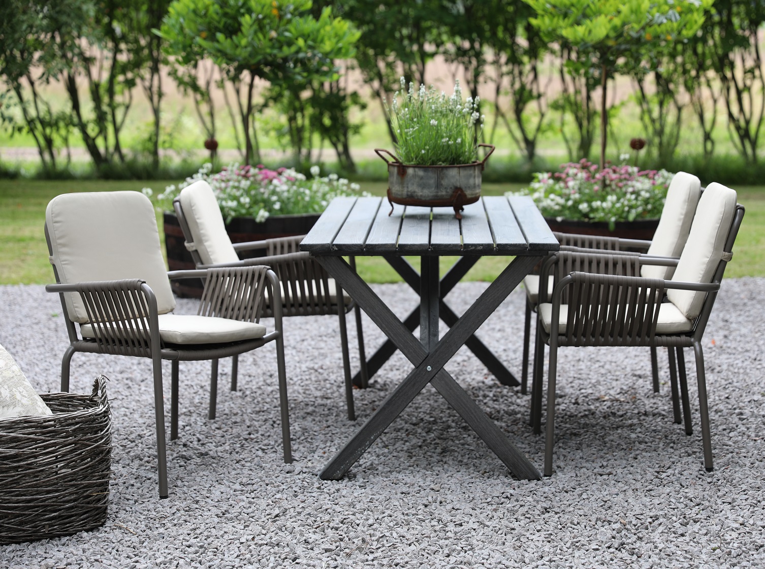 Essgruppe Scottsdale: Tisch 150 cm inklusive 4 stapelbaren grauen Lincoln-Stühlen Essgruppe Scottsdale: Tisch 150 cm inklusive 4 stapelbaren grauen Lincoln-Stühlen