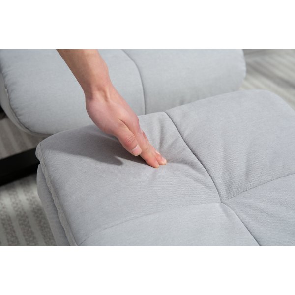 Verstellbarer Sessel mit Fuhocker