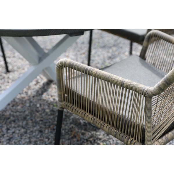 Scottsdale Outdoor-Essgruppe um den Tisch mit 4 Ystad-Gestellstühlen - Grau/Schwarz/Weiß Scottsdale Outdoor-Essgruppe um den Tisch mit 4 Ystad-Gestellstühlen - Grau/Schwarz/Weiß