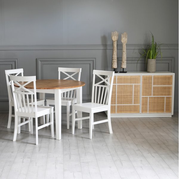 Dalsland-Essgruppe: Runder Tisch in Eiche / Weiß mit 4 weißen Esszimmerstühlen von Nidinge Dalsland-Essgruppe: Runder Tisch in Eiche / Weiß mit 4 weißen Esszimmerstühlen von Nidinge