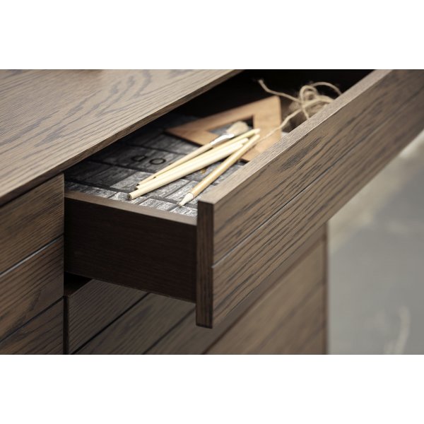 Inez Sideboard aus braun geölter Eiche - 180 cm breit Inez Sideboard aus braun geölter Eiche - 180 cm breit