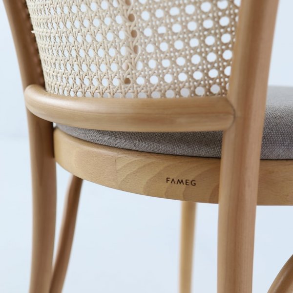 Stuhl Nr. 30 mit Rattan-Rückenlehne - Optionale Farbe des Gestells und der Polsterung Stuhl Nr. 30 mit Rattan-Rückenlehne - Optionale Farbe des Gestells und der Polsterung