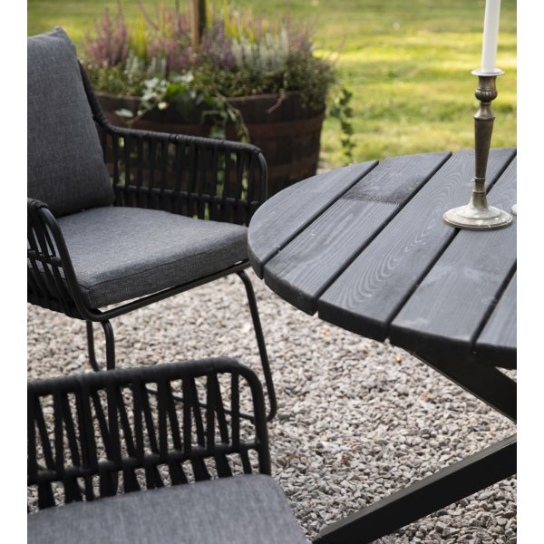 Outdoor-Stuhl mit Seil und grauen Kissen Outdoor-Stuhl mit Seil und grauen Kissen