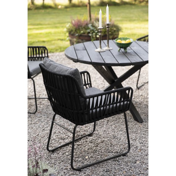 Outdoor-Stuhl mit Seil und grauen Kissen Outdoor-Stuhl mit Seil und grauen Kissen