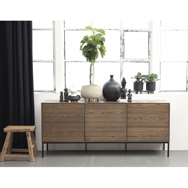 Inez Sideboard aus braun geölter Eiche - 180 cm breit Inez Sideboard aus braun geölter Eiche - 180 cm breit
