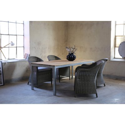 Essgruppe Alva: Esstisch aus Teak / verzinktem Stahl mit 4 Mercury-Sesseln aus braunem Kunstrattan