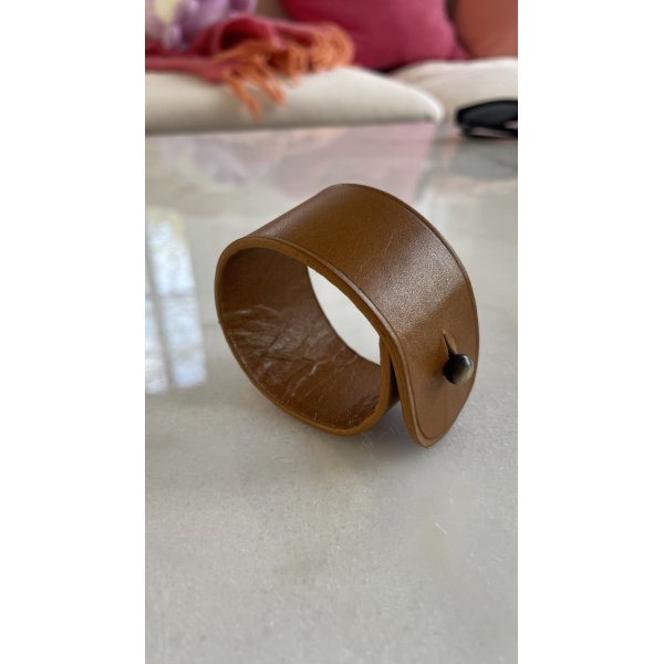 Serviettenring aus Leder mit Kugelschnalle Serviettenring aus Leder mit Kugelschnalle