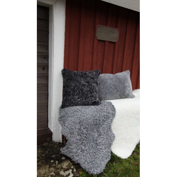 Lockiger Kissenbezug aus Schaffell in Silbergrau